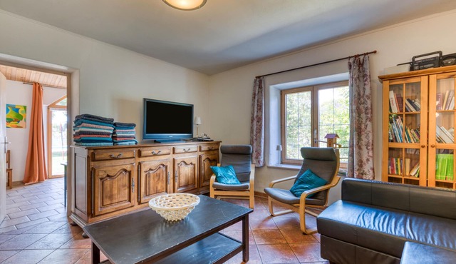 Gîte spacieux au bord de la rivière-maison abricot