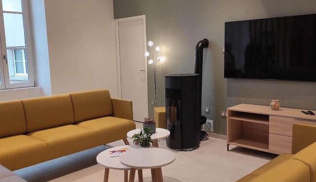 Gîte Spacieux avec Cour, Terrasse et Salle de Jeux - Centre Bourg, Accessible PMR - FR-1-586-36