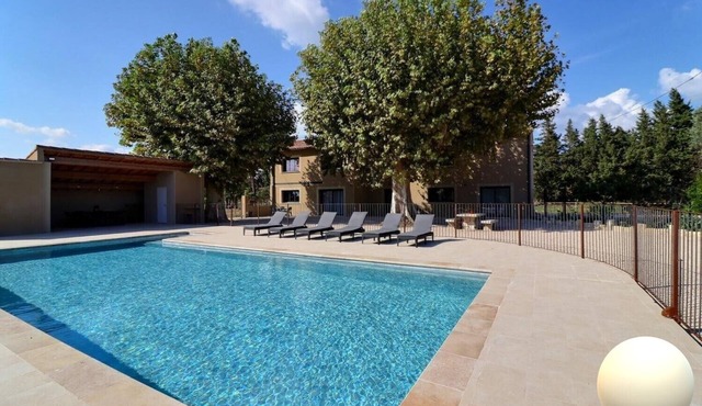 Gîte Spacieux, Rénové, Climatisé Avec Grande Piscine Sécurisée, Jardin Clos