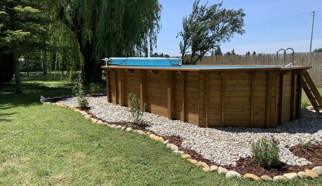 Gîtes in the vineyards, park, swimming pool, playground, pétanque field, .