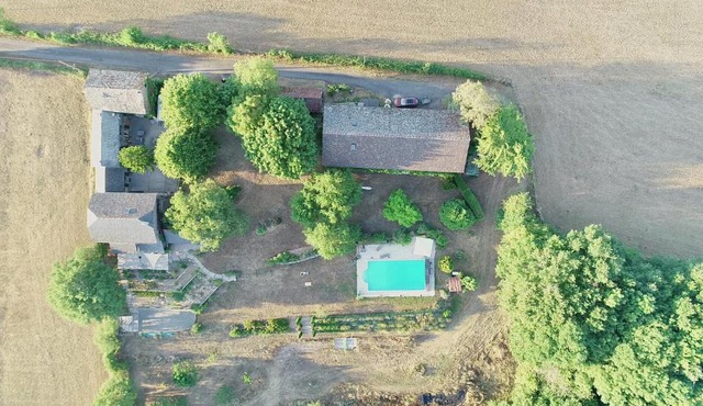 Gîte 'à la campagne' met gedeeld zwembad.