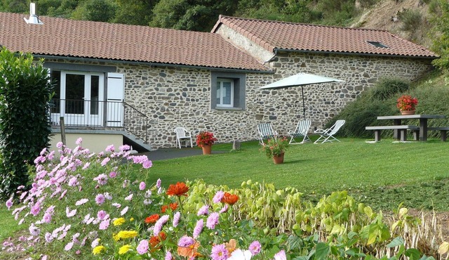 Gîte à la ferme les 3 guêpes : La Grange IN THE HEART OF THE CANTAL