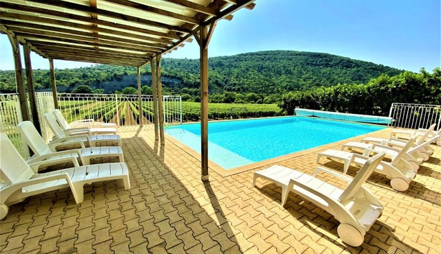 Gîte 12-14p, 5ch, 3sdb, piscine chauffée en saison, terrain de pétanque et jeux extérieurs extérieurs