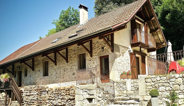 Gîte 3 étoiles les Lodges de la Cascade Yenne, between lakes and mountains, 6/8 pers