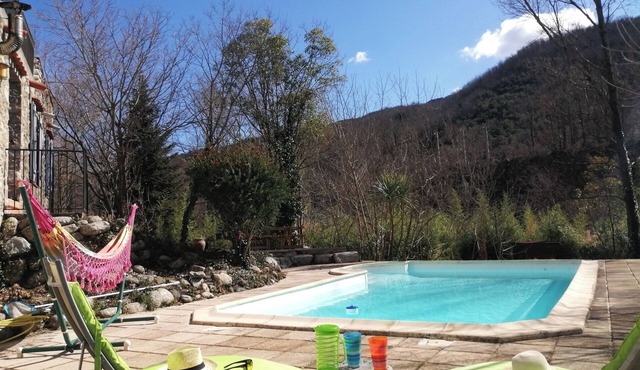 Gîte 4 à 6 Personnes Avec Piscine Avec vue sur la Montagne et la Riviere