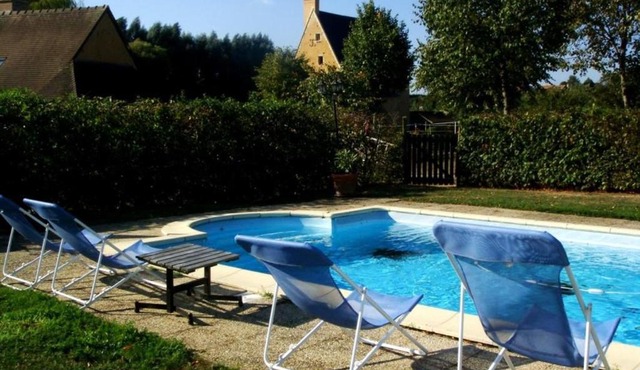Gîte 4 pers avec piscine chauffée et jardin au bord de la Vègre, proche village médiéval. - FR-1-410-152