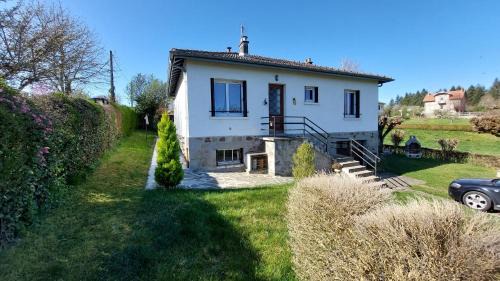 Gîte 6 pers jardin clos proche plage et lac Cantal