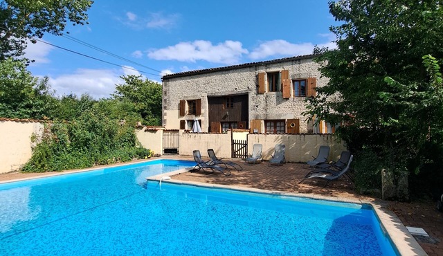 Gîte au Bord de la Piscine, Idéal Pour les Familles Avec Ados