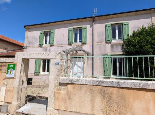 Gîte accueillant 10 pers avec terrasse, proche nature, idéal pour famille et PMR à Mécrin - FR-1-585-12