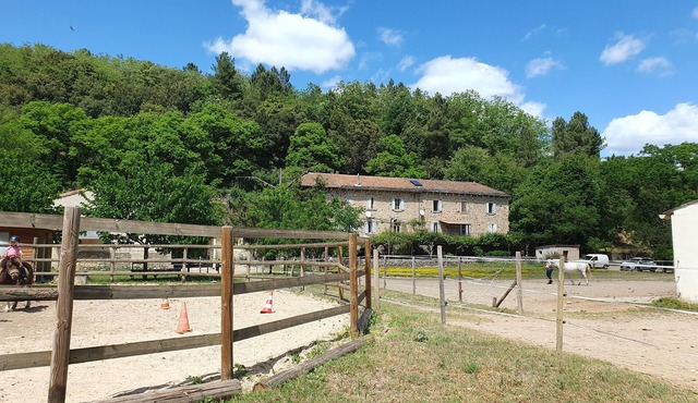 Gîte au Cœur D'un Centre Équestre