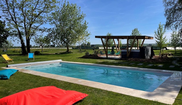 Gîte Au gré de la Loire : swimming pool and spa