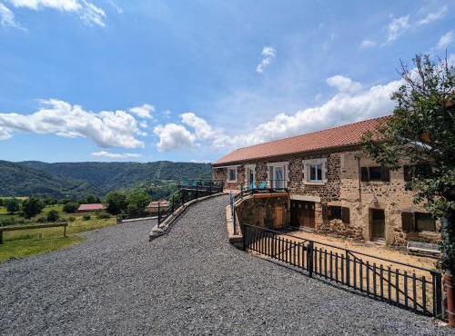 Gîte authentique et confortable avec vaste terrain et vue imprenable à Saint-Privat-d'Allier - FR-1-582-478