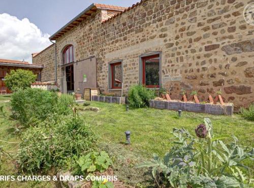 Gîte authentique avec terrasses spacieuses - FR-1-496-327