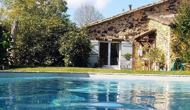 Gîte Avec Piscine Privée en Périgord. Au Calme Dans les Bois