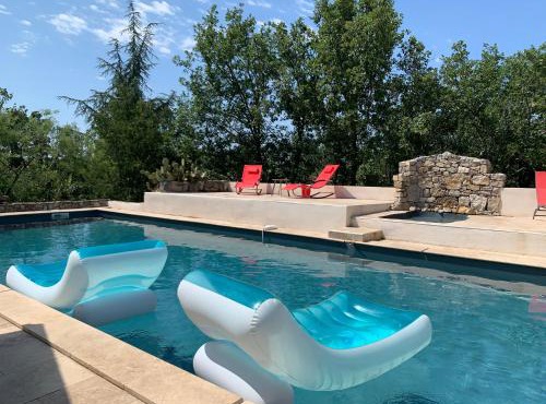 Gîte avec piscine privée au coeur d'une forêt de chênes proche de Vallon Pont d'Arc