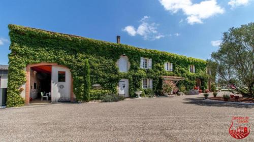 Gîte avec piscine et animaux