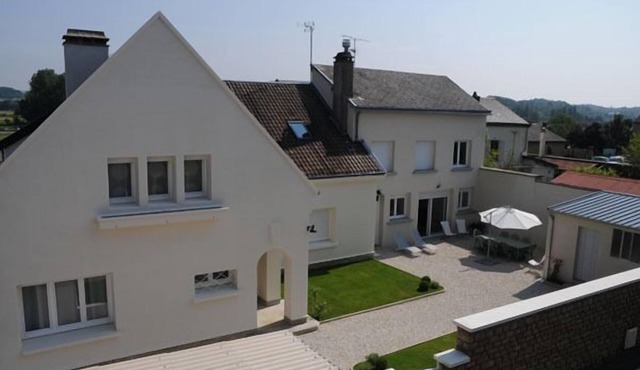 Gîte Boucle de Meuse 150 m voie verte, 3 km Sedan. 3 bicycles, indoor table tennis.