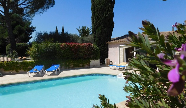 Gîte Bougainvillées de Camargue 2 to 4 people, heated pool