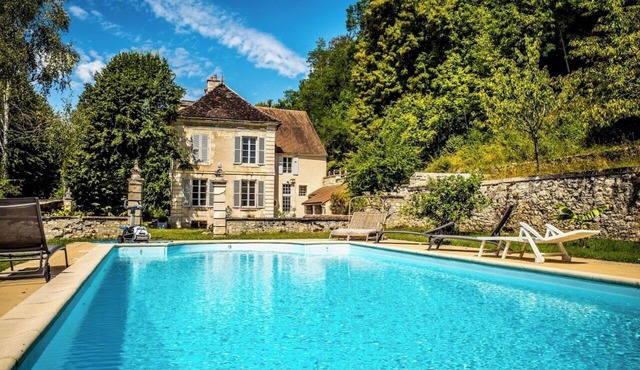 Gîte Château du Colombier - Bourgogne - Piscine Chauffée