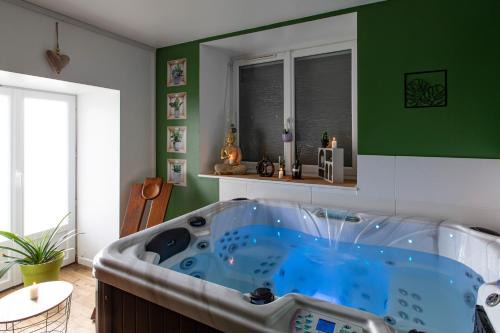 Gîte Chabrignac, jacuzzi et sauna privatif, piscine chauffée partagée, Wifi, salle de jeux