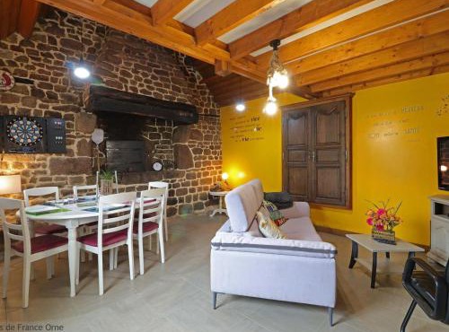 Gîte champêtre avec animaux, terrasse, jeux extérieurs, et ateliers couture près de Saint-Mars-d'Égrenne. - FR-1-497-149