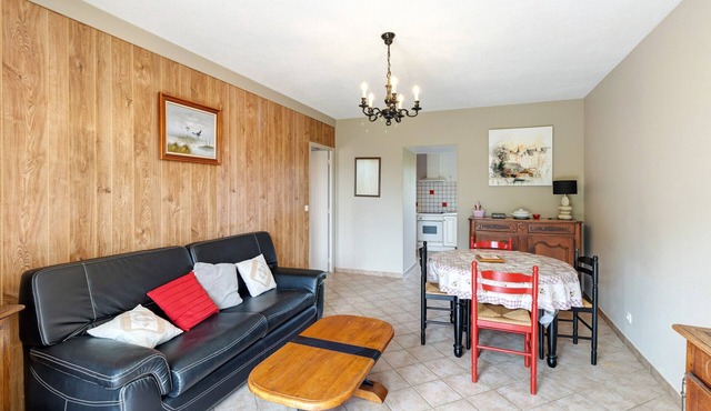 Gîte Charly: Private Terrace, Shared Garden, Pool & Wi-Fi in Salignac Eyvigues