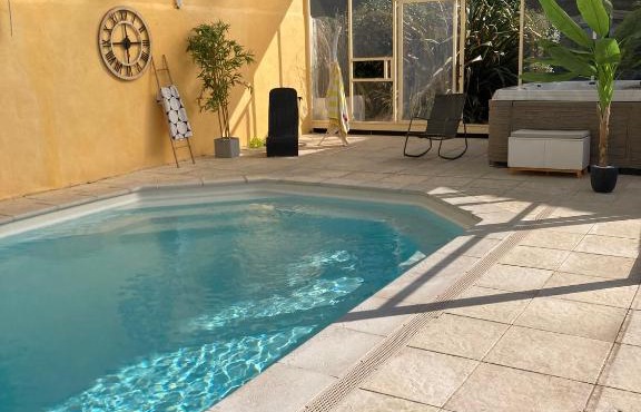 Gîte COQUELICOT F2 avec piscine et SPA