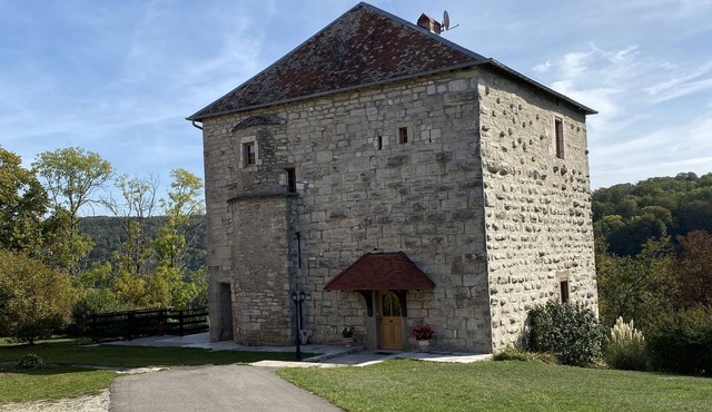 Gîte dans une très jolie tour carré du XII siècle pour 6-8 personnes à COTEBRUNE