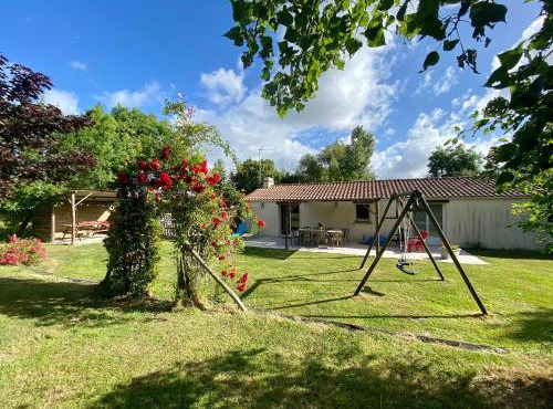 Gîte de campagne avec jardin clos, 3 chambres, terrasse, basse-cour, et terrain de pétanque - FR-1-306-918