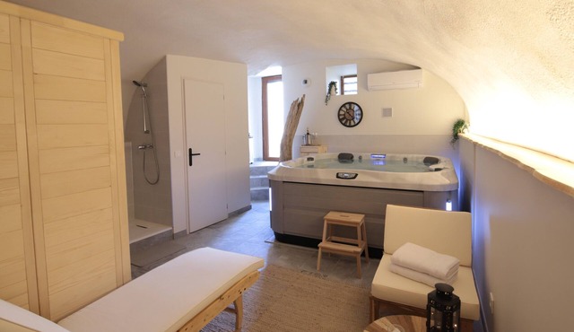 Gîte de Charme Avec Jacuzzi et Sauna Privatifs