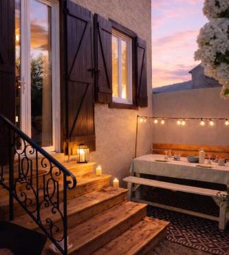 Gîte de charme rénové ,Cœur de Monein, 8 pers, 4 chambres et extérieur