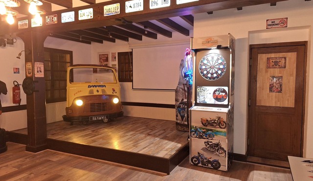 Gîte de l'Olivier, furnished rooms, large living area and bar.