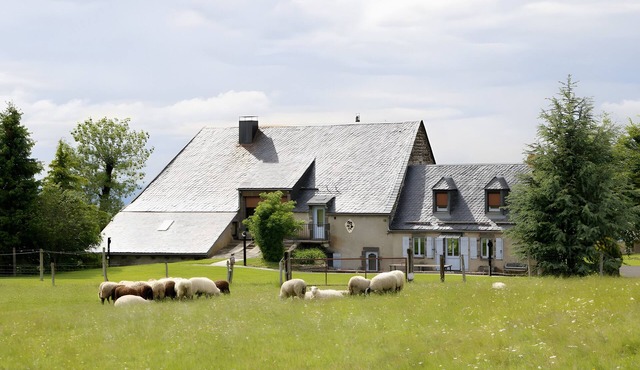 Gîte de la poucinière – Restored Farmhouse for 14 with Panoramic Views