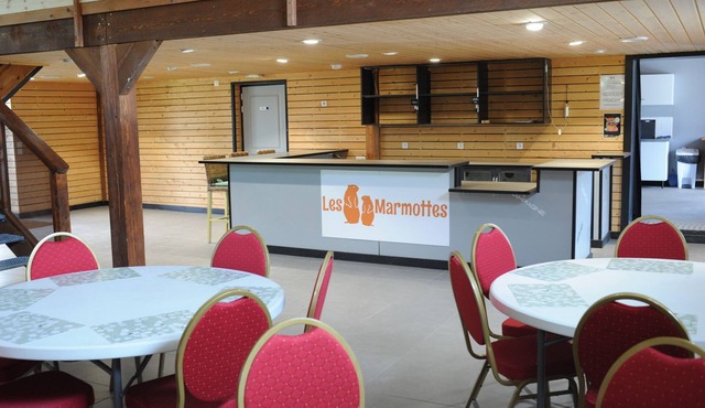 Gîte de groupe décor de chalets bois Les Marmottes