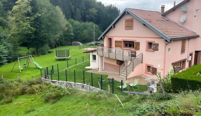 Gîte “De L'ancien Moulin”: Mountain View, Private Pool, and Wi-Fi