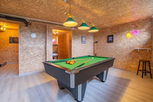 Gîte de l'Esplanade-Cosy- Spacieux 200m2-18min Puy du Foù-Coeur de ville-Billard-Baby-foot-Fléchettes