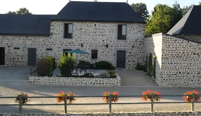 Gîte de la Haie Bourgère: Holiday Home with Private Terrace and Wi-Fi