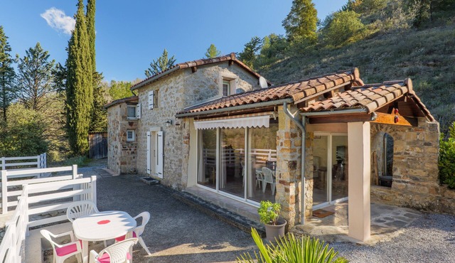Gîte de la Troulière: Lake View, Private Terrace and Garden