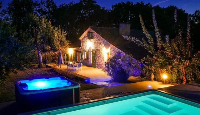 Gîte de la Truffière, heated swimming pool and jacuzzi