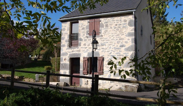 Gîte de Rouchaube Orcival : la Petite Maison