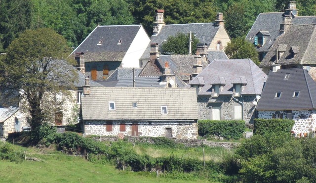 Gîte des Crêtes, M2 * (near Salers), facing south, quiet, view of the valley