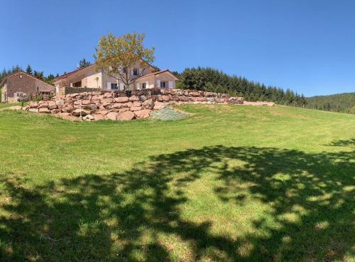 Gîte douillet avec terrasse, jardin et cheminée à Saint-Priest-la-Prugne - FR-1-496-348