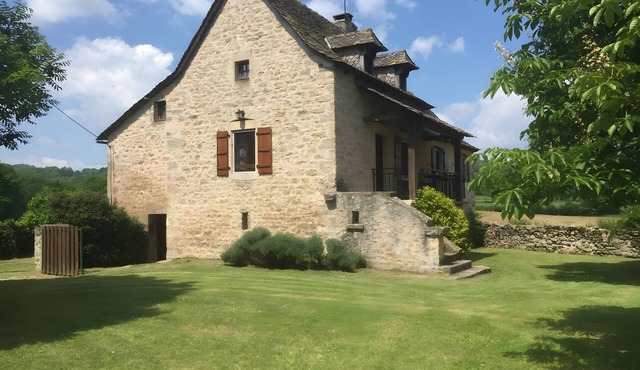 Gîte Du Cayrou: private terrace, garden, Wi-Fi, family-friendly in Bournazel