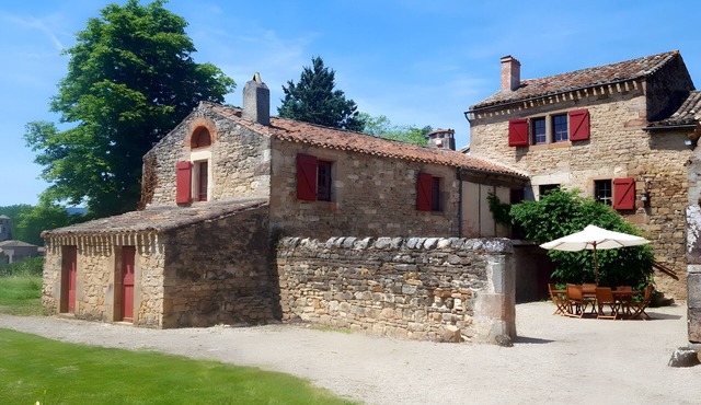 Gîte “Du Château De Vindrac” with Private Pool, Wi-Fi, and Air Conditioning