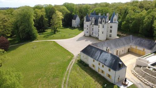 Gîte du Château des Brétignolles - Patrimoine, Piscine & Nature - Près de Chinon