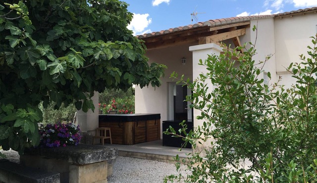 Gîte du Petit Mandon-Arles-Crau-Camargue: a house for 5 people with spa