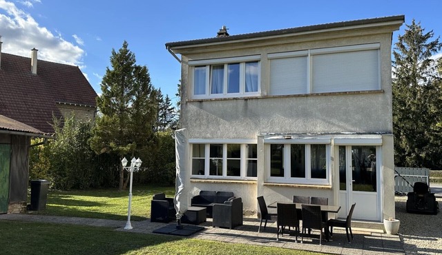 Gîte du Rousselet Machault 08, Large enclosed garden and parking lot