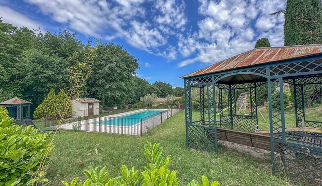 Gîte Eden, aux Mirabelles, piscine commune