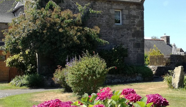 Gîte en Pierre Bretonne Près de la Côte de Granit Rose et sa Petite Ferme