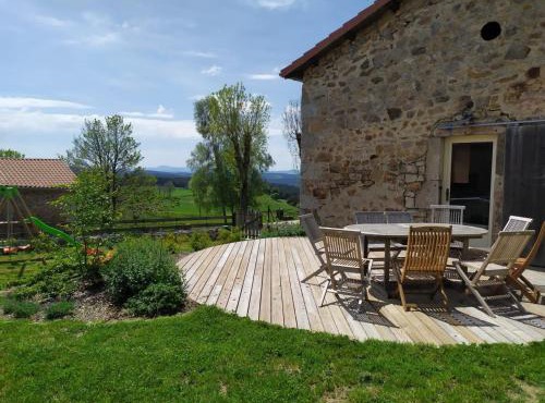 Gîte Familial à Riotord avec Jardin et Aire de Jeux - FR-1-582-292